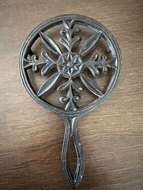 VIntage Wilton Metal Crafters Round Black 3 Legged Iron Trivet Spoon Rest Floral